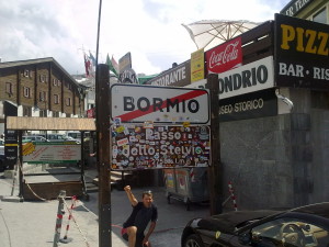 Passo Stelvio con sconosciuto sotto al cartello